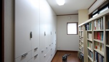 本と衣類は納戸に集約！